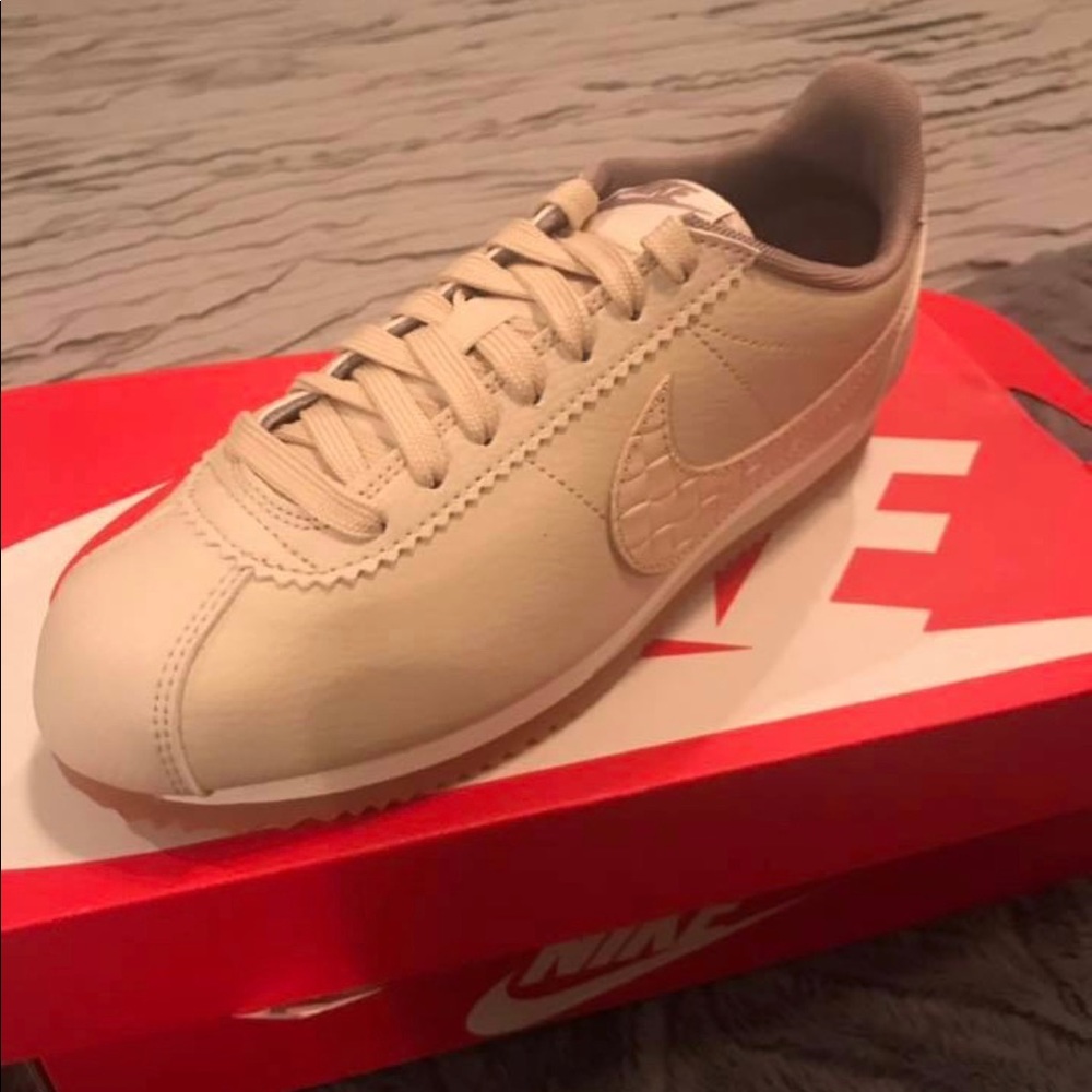 Woman classic Cortez leather tennis shoes